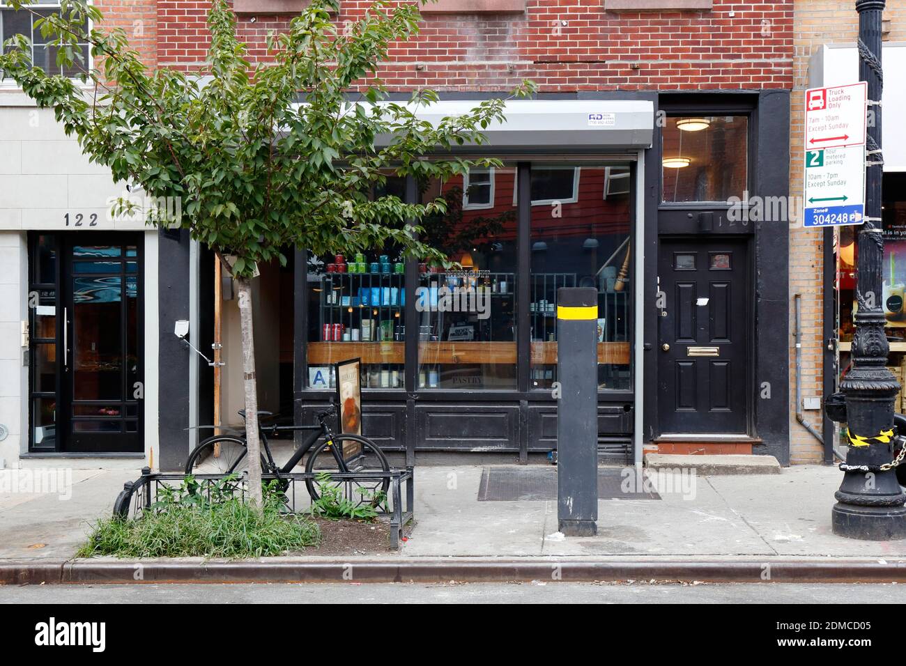 Bien Cuit, 120 Smith St, Brooklyn, New York. NYC storefront photo of a French bakery and cafe in the Cobble Hill neighborhood. Stock Photo