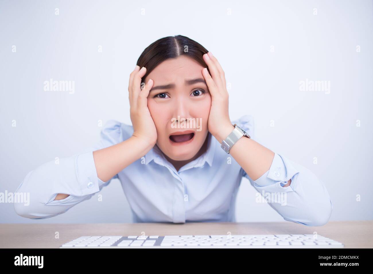 At Desk Pulling Hair Out Hi Res Stock Photography And Images Alamy