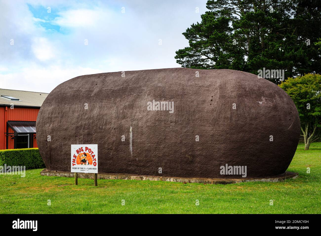 Built in 1977 by local potato grower, Jim Mauger, the Big Potato, located right in the heart of Robertson on the Illawarra Highway, Stock Photo