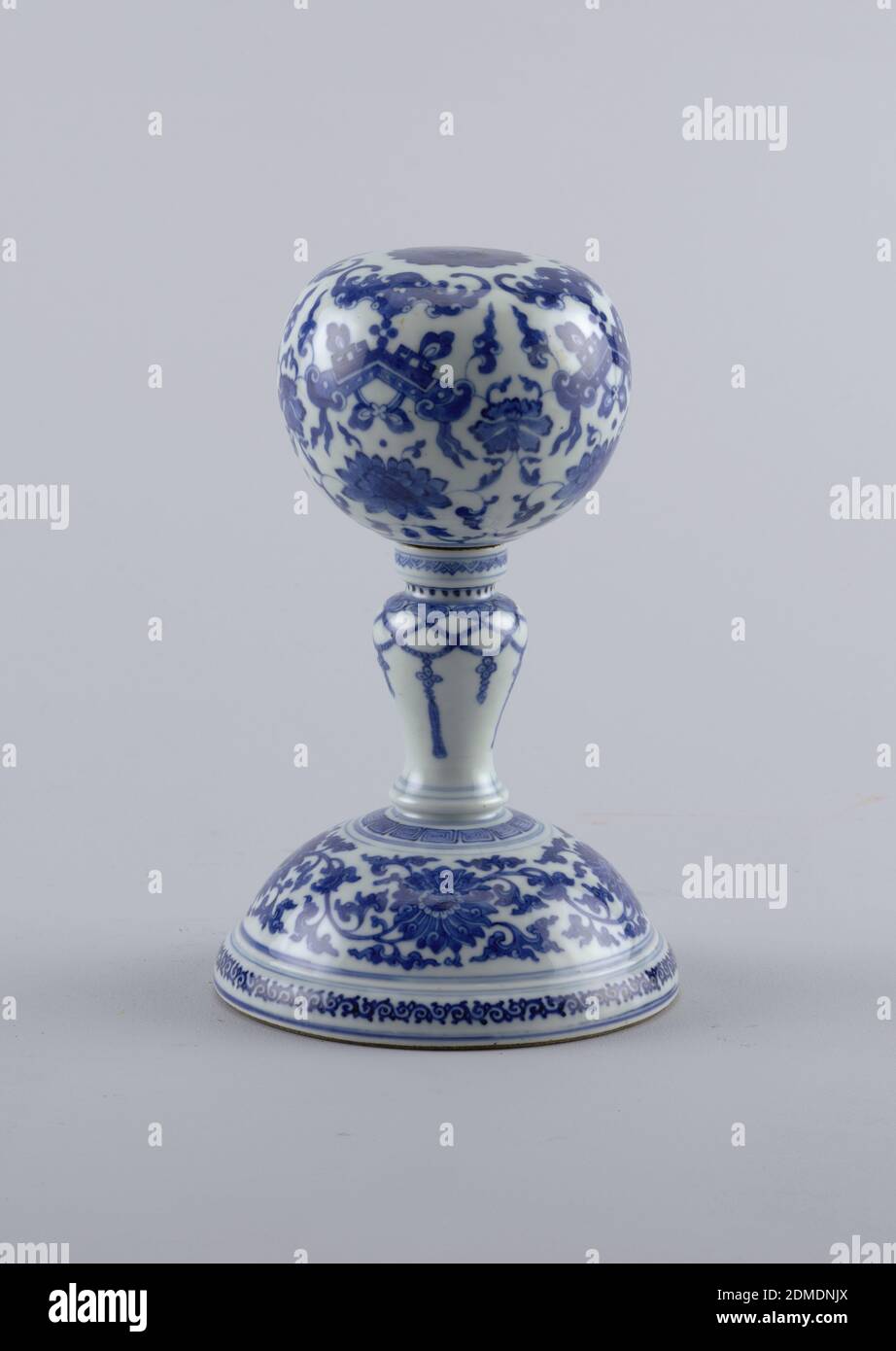 Wig stand, Porcelain, Bulbous wig stand on a baluster stem and wide, hemispherical base. Stem painted with hanging tassels., China, 17th century, ceramics, Decorative Arts, Wig stand Stock Photo