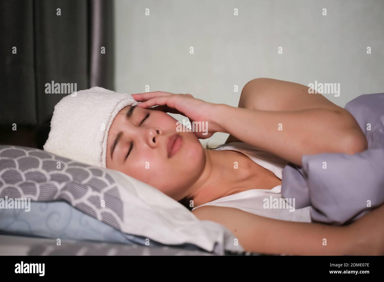 Полотенце на лбу. Лежит с головной болью. Женщина лежит с головной болью. Больной в кровати. Больной лежит с головной болью.