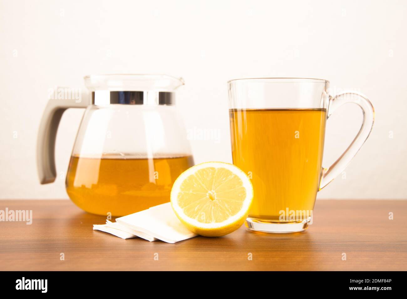 Tee mit Zitrone und Taschentücher während einer Krankheit Stock Photo