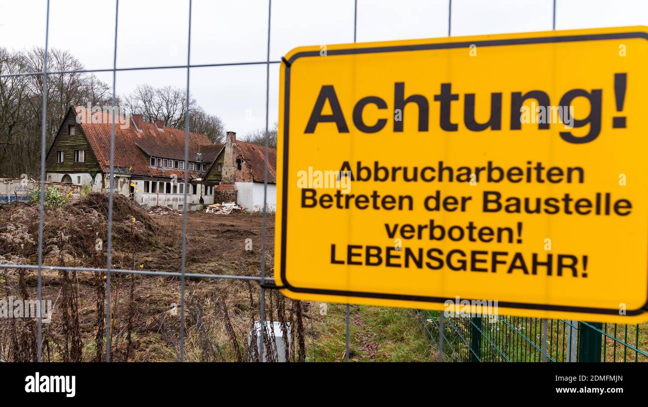 Rettmer, Germany. 15th Dec, 2020. The Möllering villa is being gutted. The building was once a listed building. In May 1945, the British negotiated the surrender of Hamburg with a delegation of the Wehrmacht in the Möllering Villa. Credit: Philipp Schulze/dpa/Alamy Live News Stock Photo