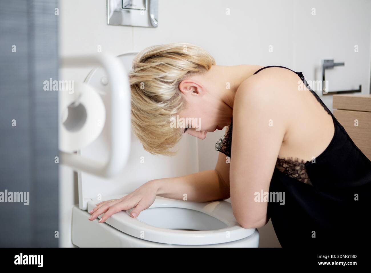 Женщина на унитазе вид снизу