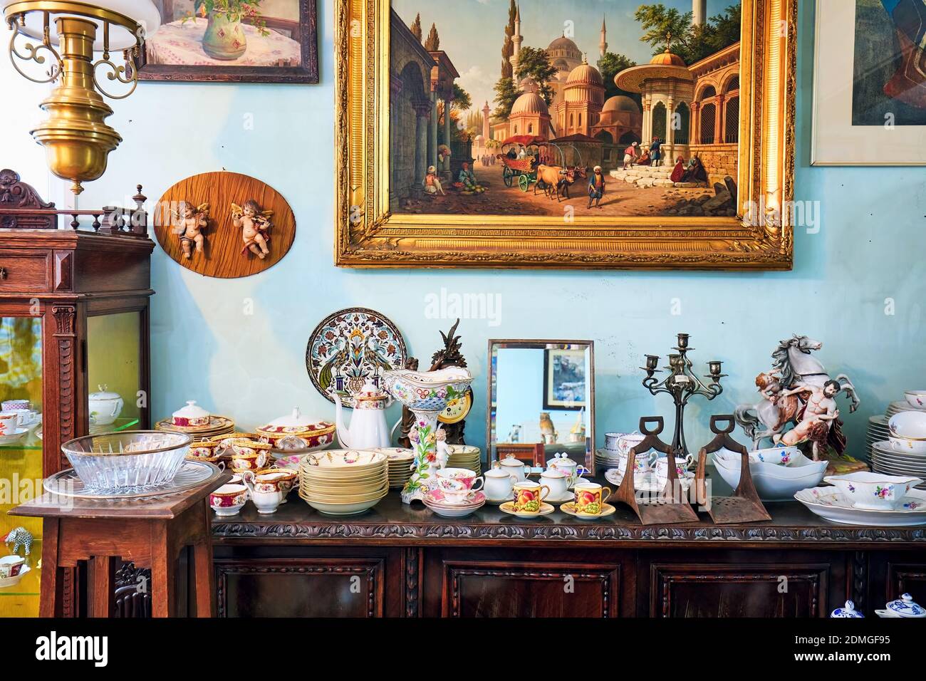 Antique store interior hi-res stock photography and images - Alamy