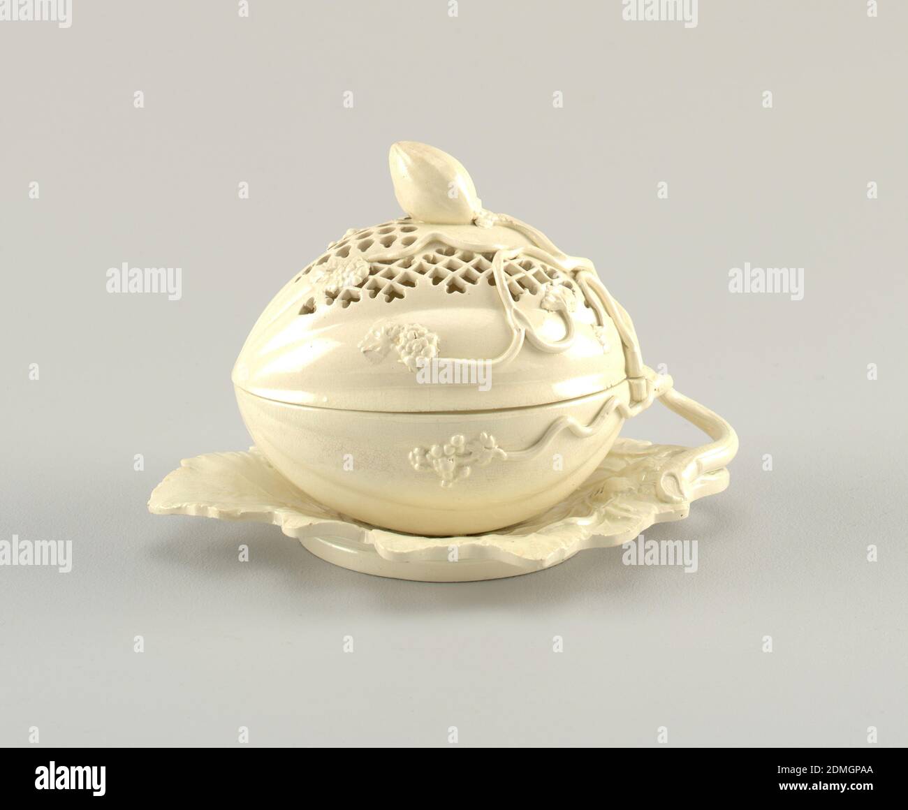 Decorative saucers hires stock photography and images Alamy