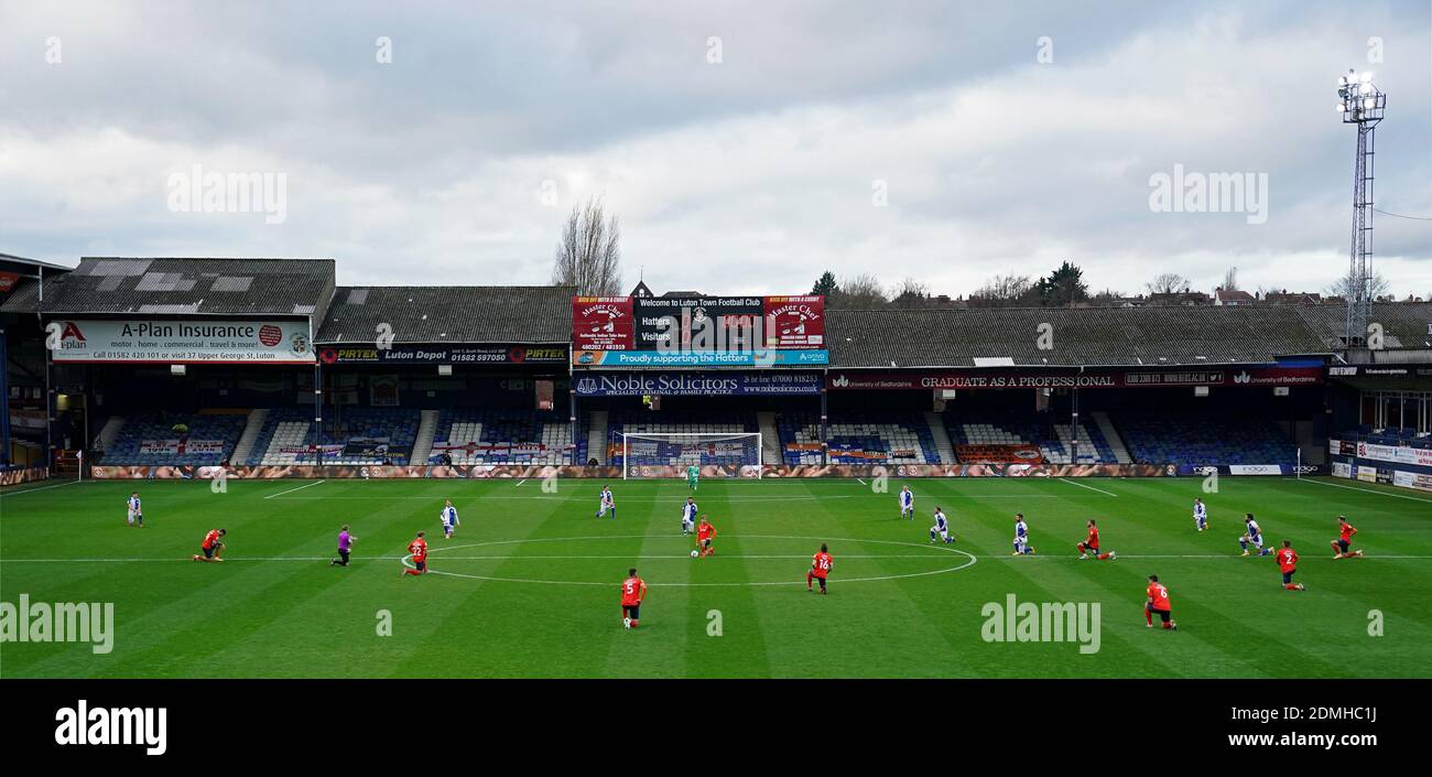 File photo dated 21-11-2020 of A general view of players taking a knee in solidarity of the Black Lives Matter movement before the Sky Bet Championship match at Kenilworth Road, Luton. Stock Photo