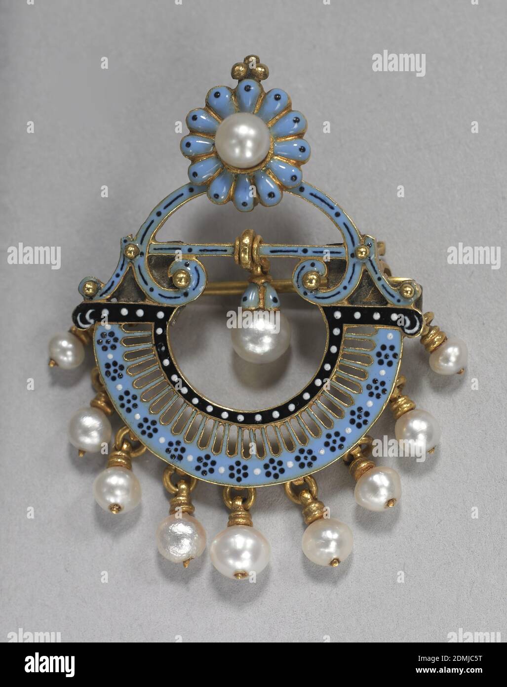 Pearl brooch hi-res stock photography and images - Alamy