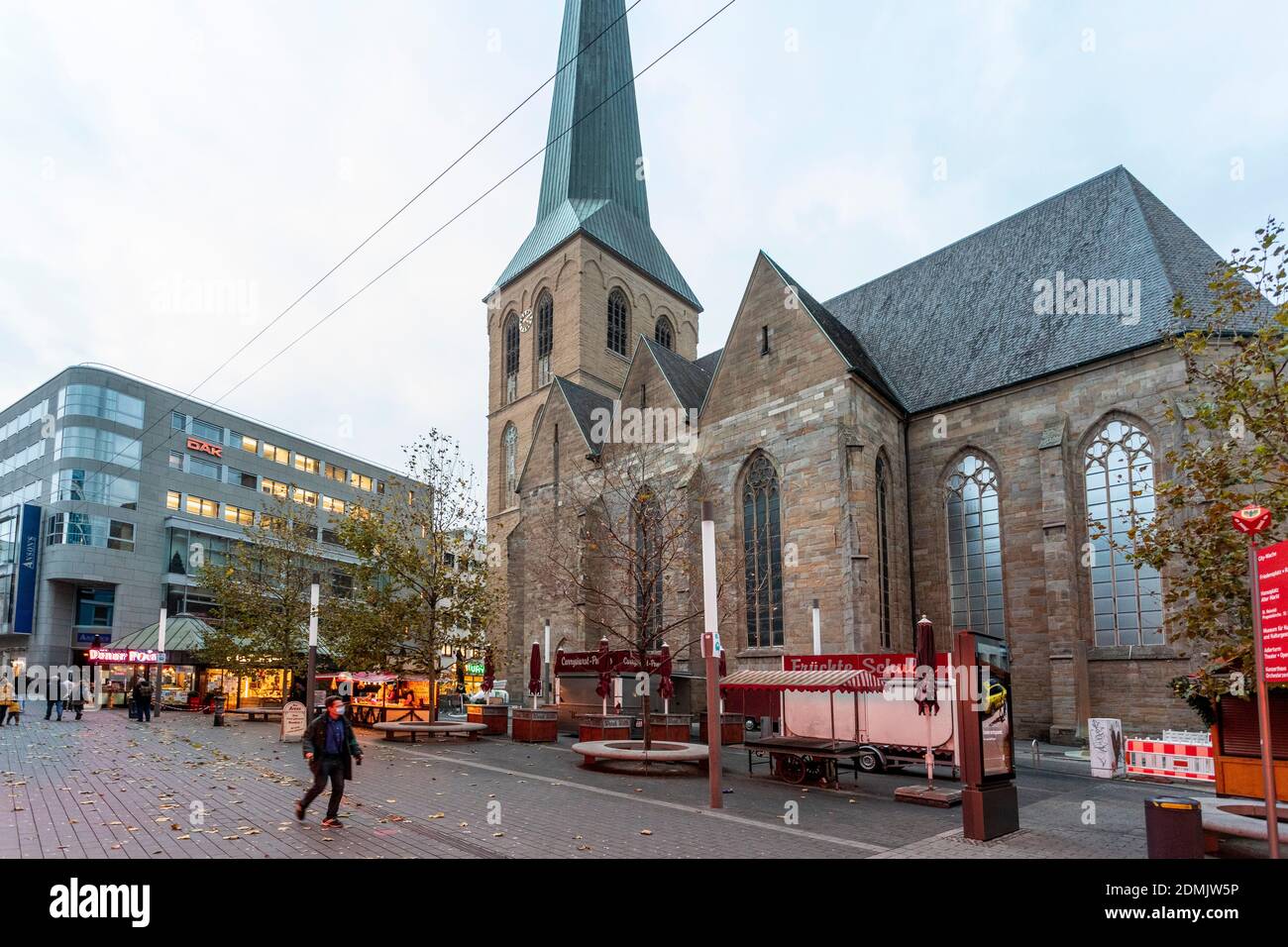 Westenhellweg an der Petrikirche in der Dortmunder Innenstadt nach dem Lockdown, mit Ständen des Mini-Weihnachtsmarktes Stock Photo