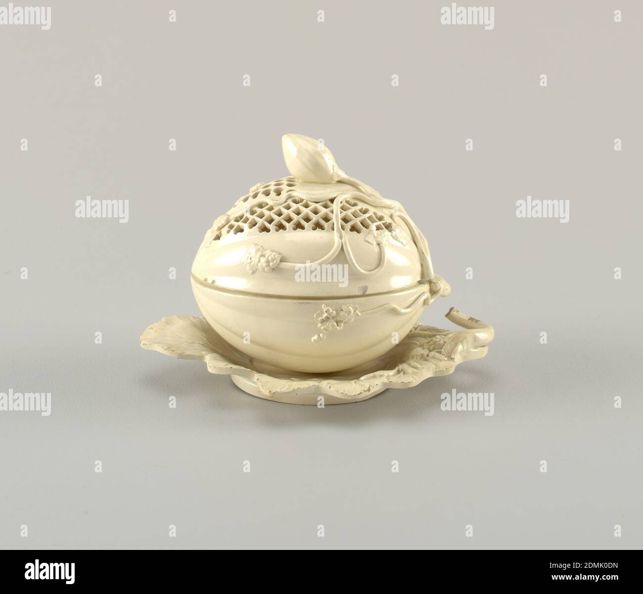 Decorative saucers hires stock photography and images Alamy