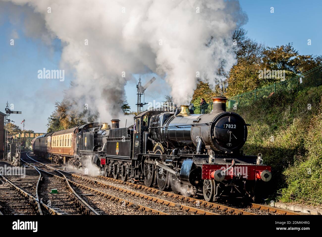 BR 'Manor' 4-6-0 No. 7822 'Foxcote Manor' and BR '5101' 2-6-2T No. 5199 depart from Ropley on the Mid-Hants Railway during their Autumn Steam Gala Stock Photo
