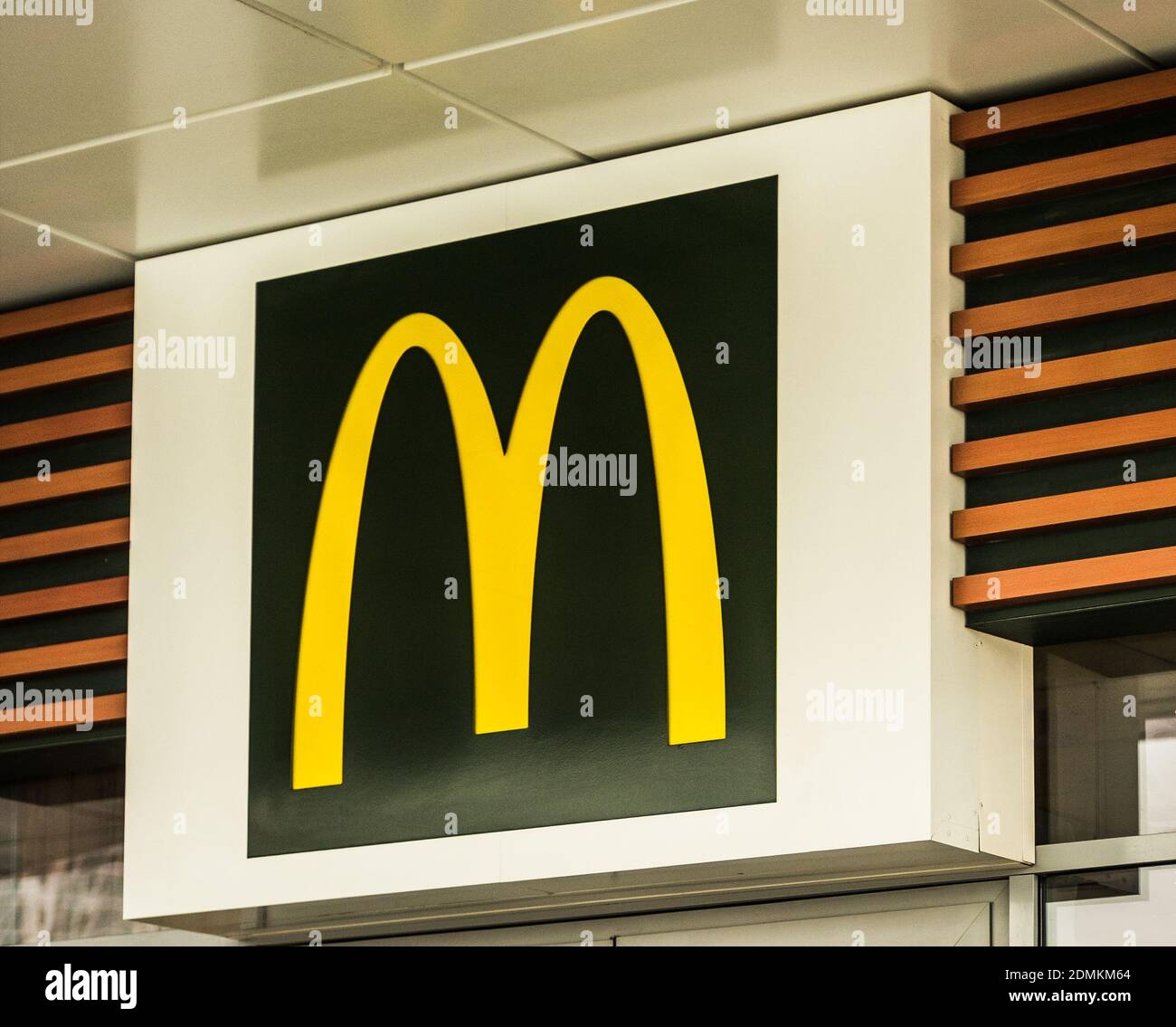 2020: logo sign of McDonalds fast food restaurant Stock Photo