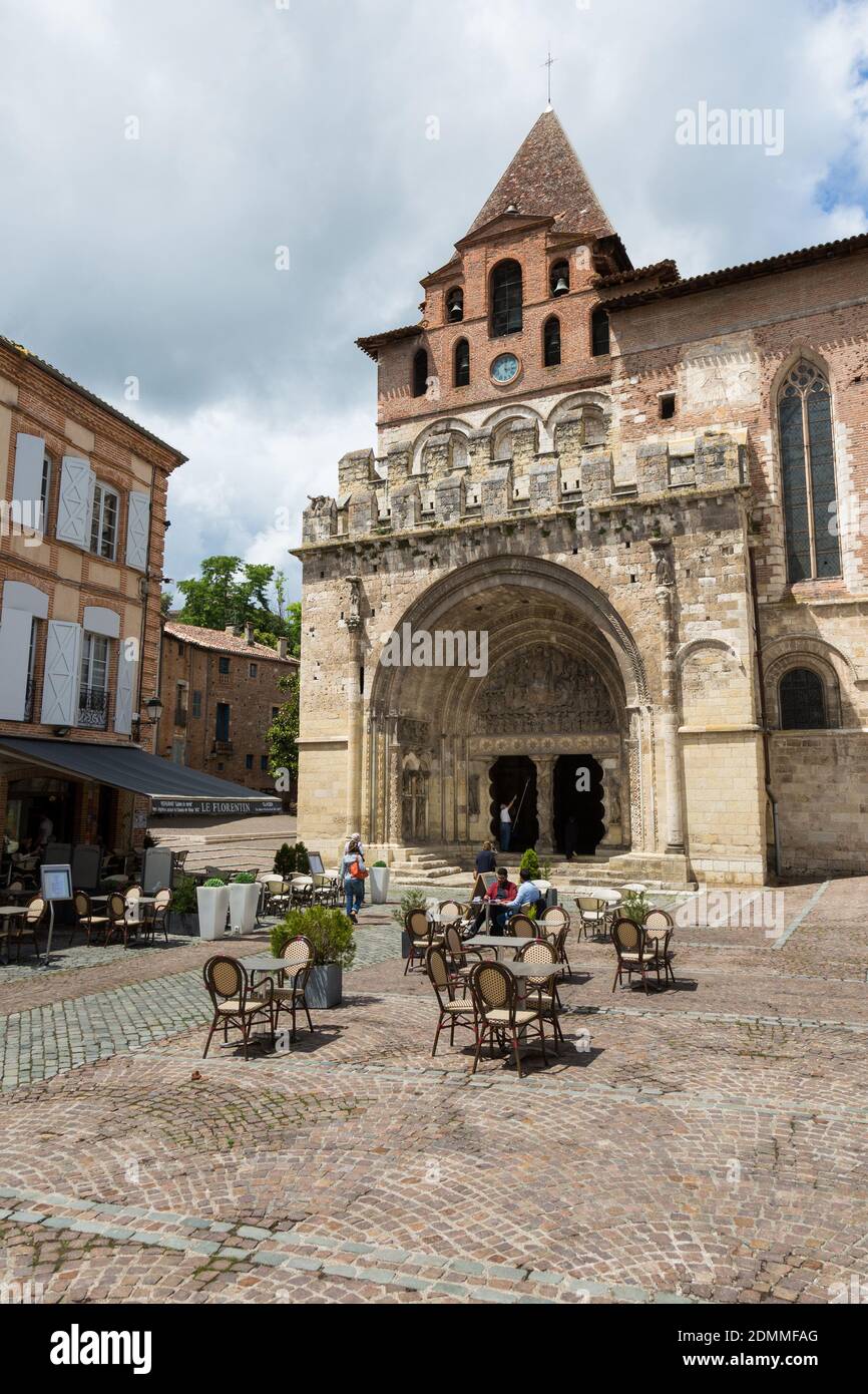 Moissac (south-western France): “place Durand de Bredon” square in the town centre. In the background, St. Peter’s Abbey (“abbaye Saint-Pierre”), regi Stock Photo