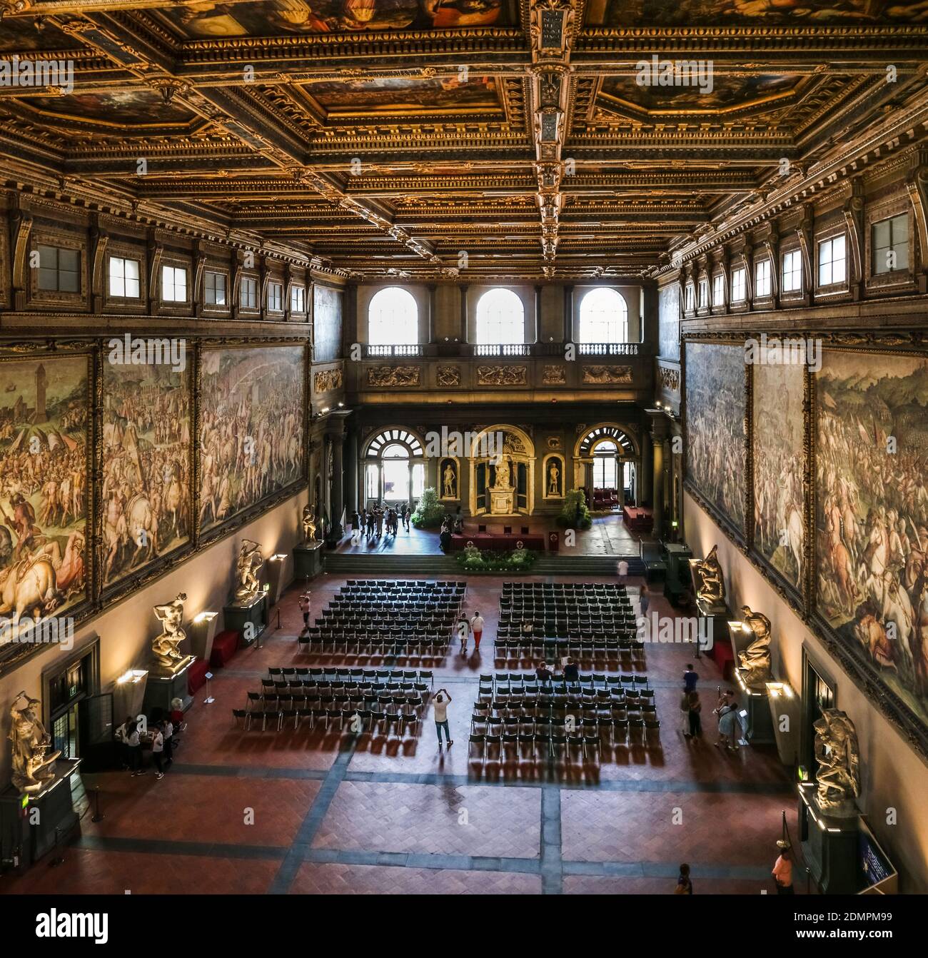Panorama of the Salone dei Cinquecento (Hall of the Five Hundred) in the  Palazzo Vecchio. The imposing chamber with a coffered ceiling has  sculptures Stock Photo - Alamy