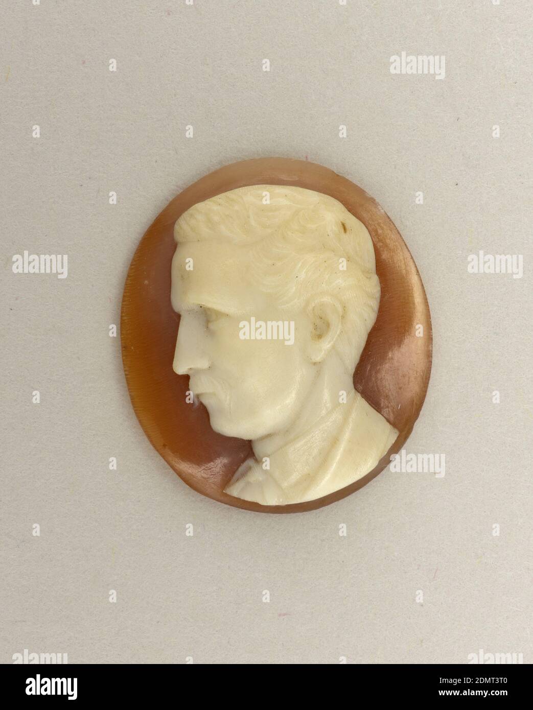 Cameo, Paste, Clear dark brown circle carved with head of man facing left., USA, late 19th century, jewelry, Decorative Arts, Cameo Stock Photo