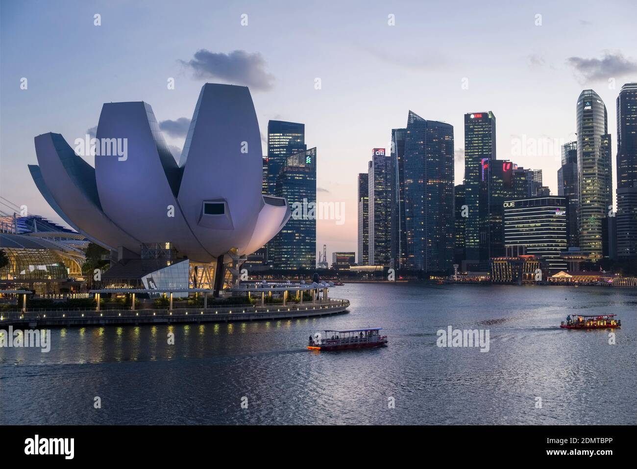Singapour: ArtScience Museum, Marina Bay Sands. In the background, skyscrapers of the Central Business District Stock Photo