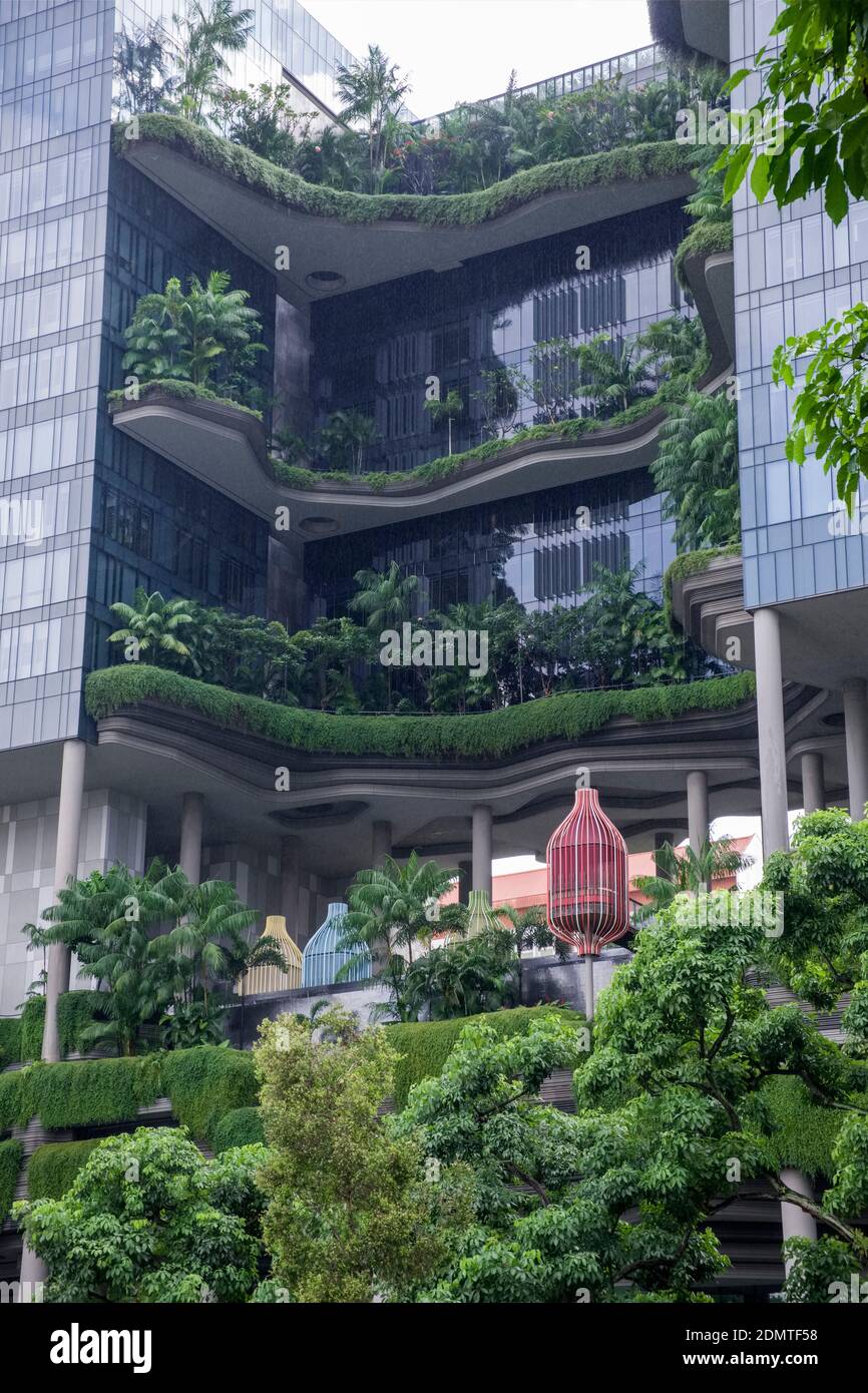 Singapore: green structure of the Parkroyal Hotel, Upper Pickering Street, Chinatown Stock Photo