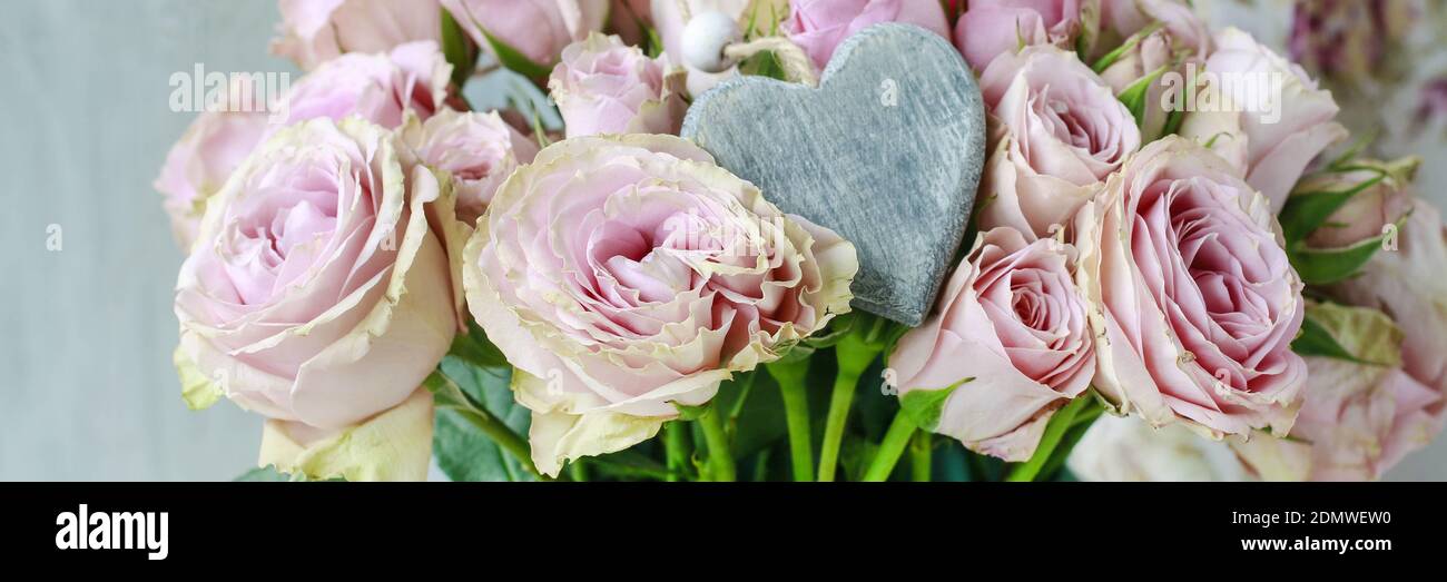 Bouquet of pink roses in ceramic vase. Party decor Stock Photo - Alamy