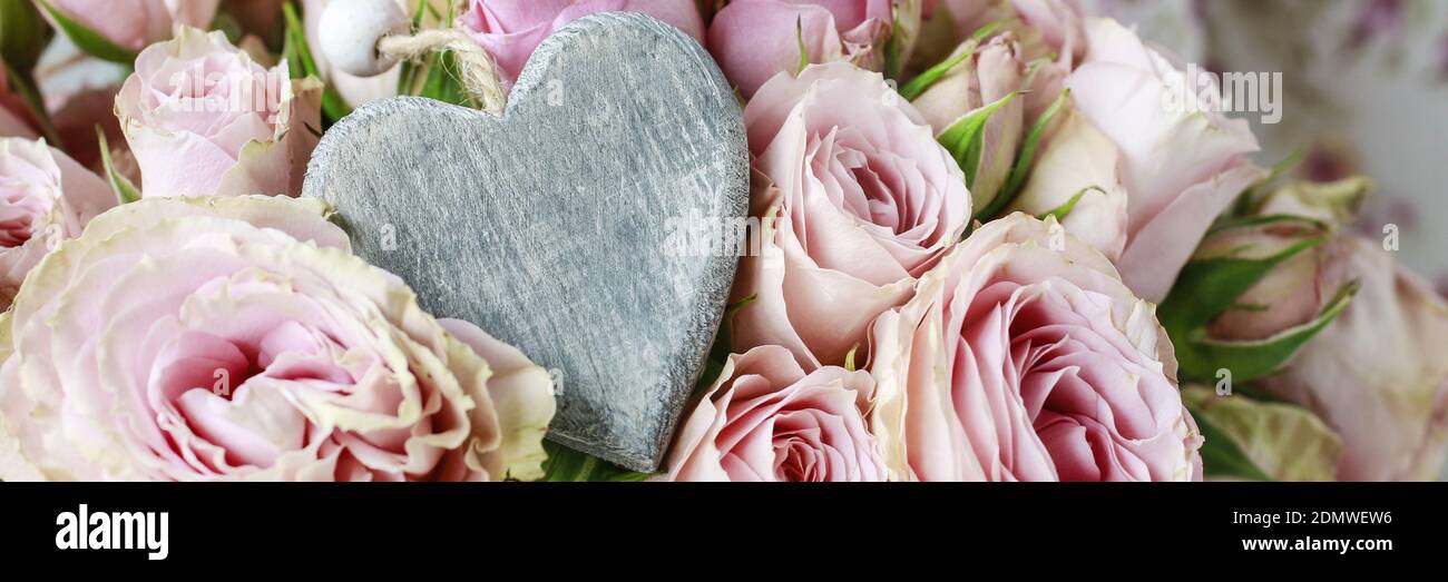 Bouquet of pink roses in ceramic vase. Party decor Stock Photo - Alamy