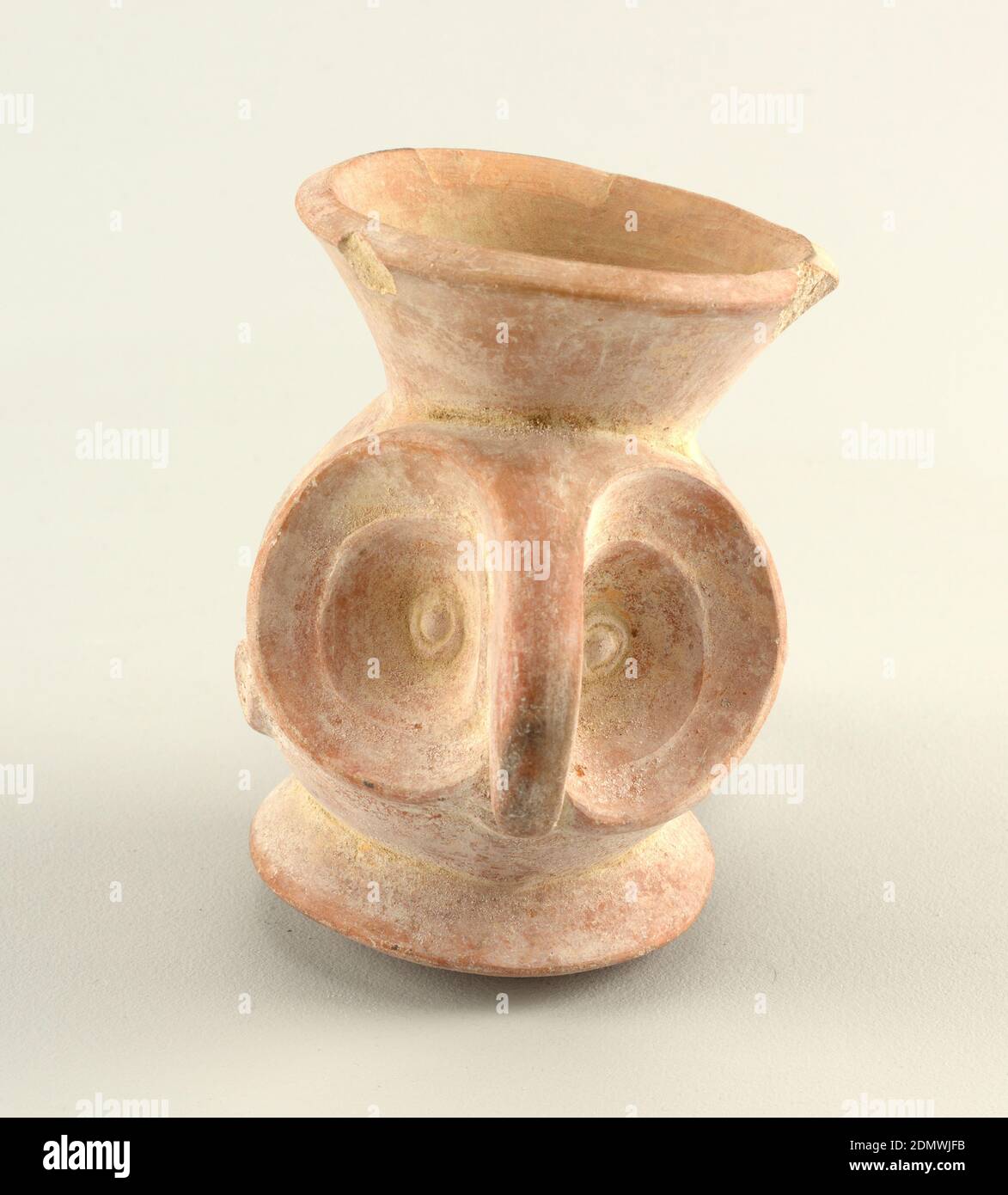 Vessel, Earthenware, slip, Globular body with wide, flaring rim. At front, the face of an owl, with large eyes, a long beak and small ears. Rounded foot. Traces of slip decoration., Peru, 500–1000, ceramics, Decorative Arts, Vessel Stock Photo