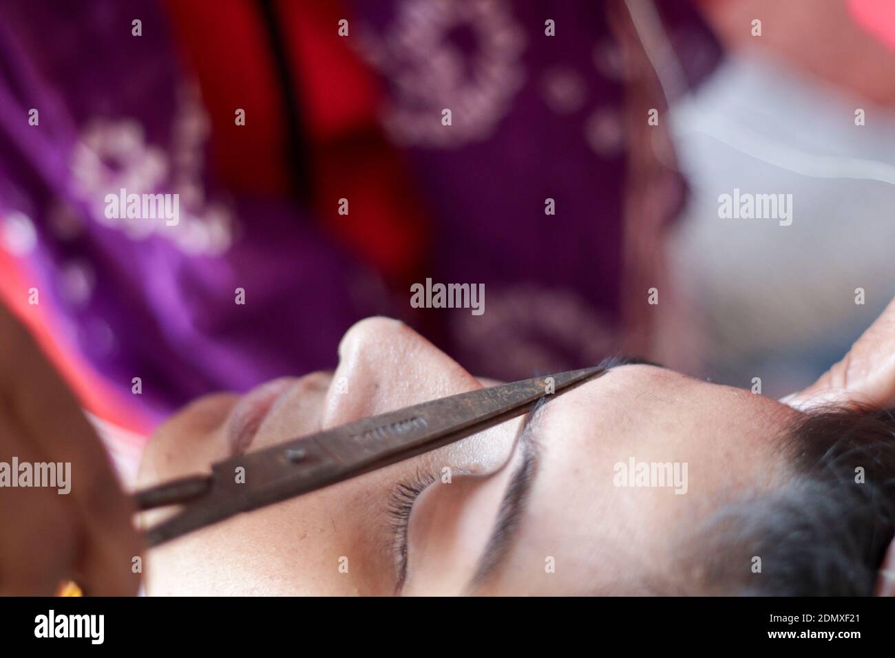 Threading eyebrows hires stock photography and images Alamy