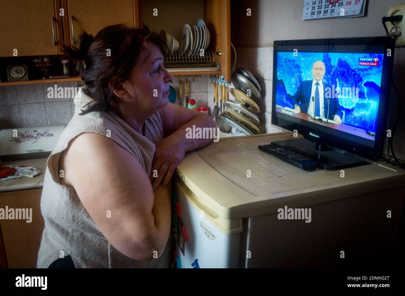 Будут ли выплаты новому году. Путинские деньги к новому году пенсионерам. Пенсионер у телевизора. Россияне смотрят Путина по телевизору.