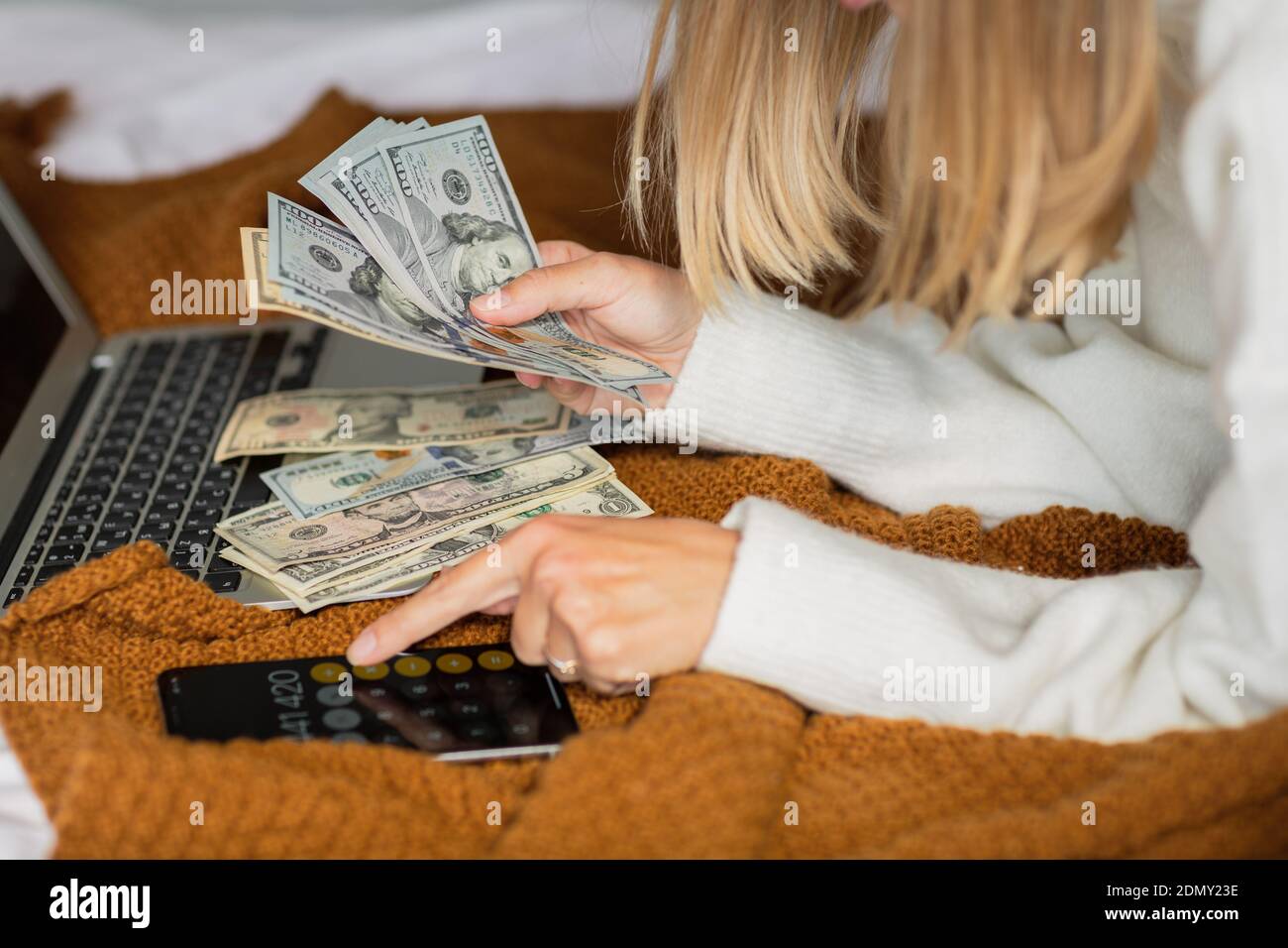 книга про деньги. книга для…. деньги лежат на книжке. сберкнижка и деньги. деньги в книжке.