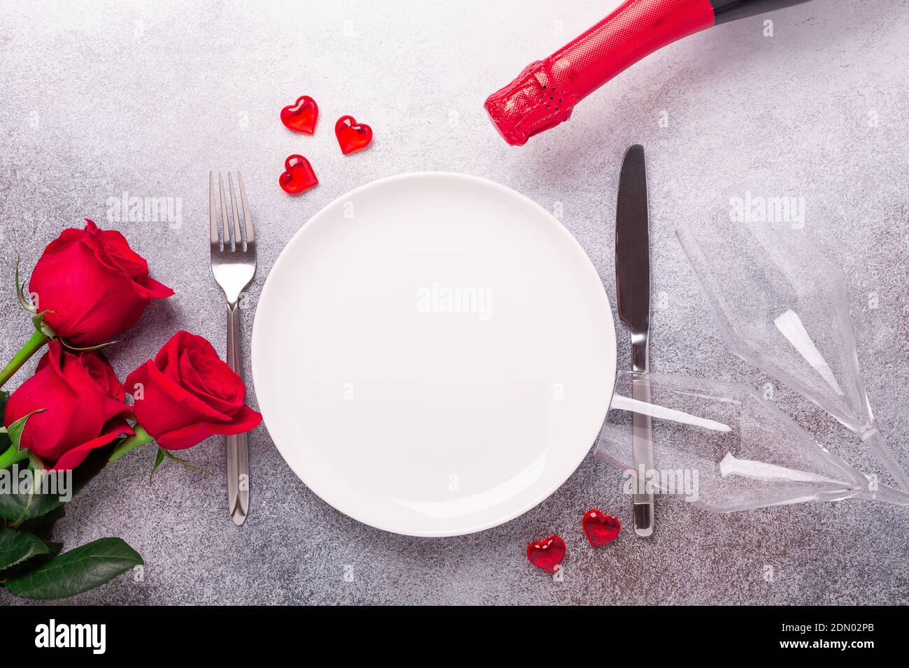 Valentines day table setting with bouquet of roses, red roses and ...