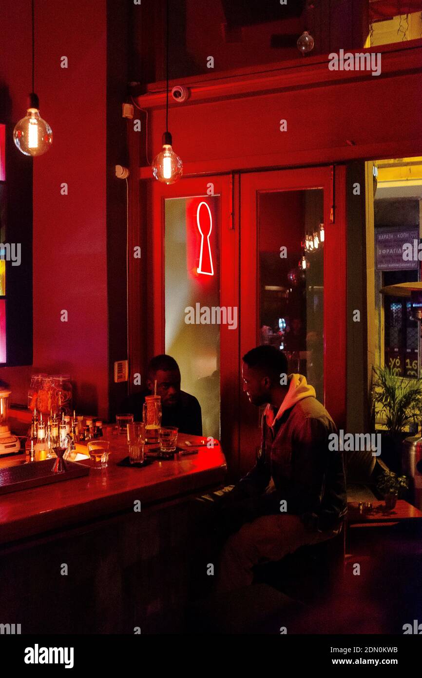 Guys at the bar hi-res stock photography and images - Alamy