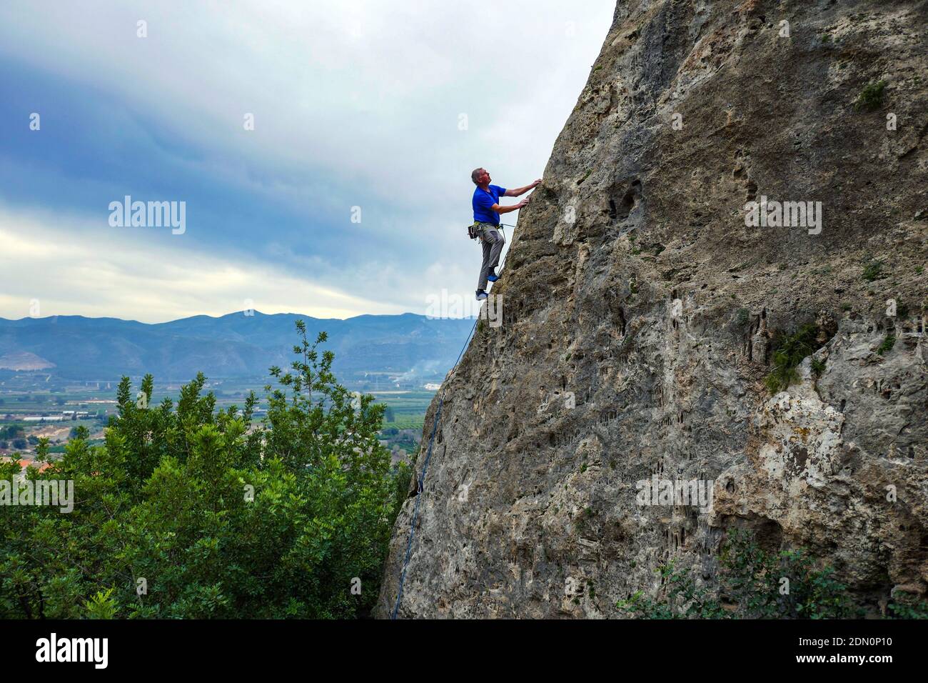 Strong male rock climber hi-res stock photography and images - Alamy