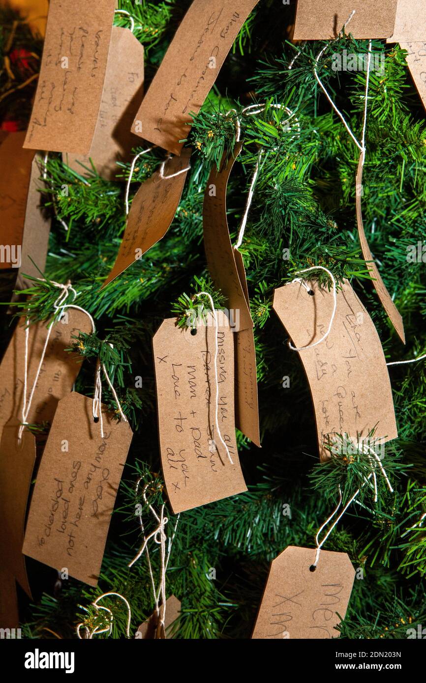 UK, England, Derbyshire, Edensor, Chatsworth House at Christmas, hand written luggage label messages of remembrance hanging on tree Stock Photo