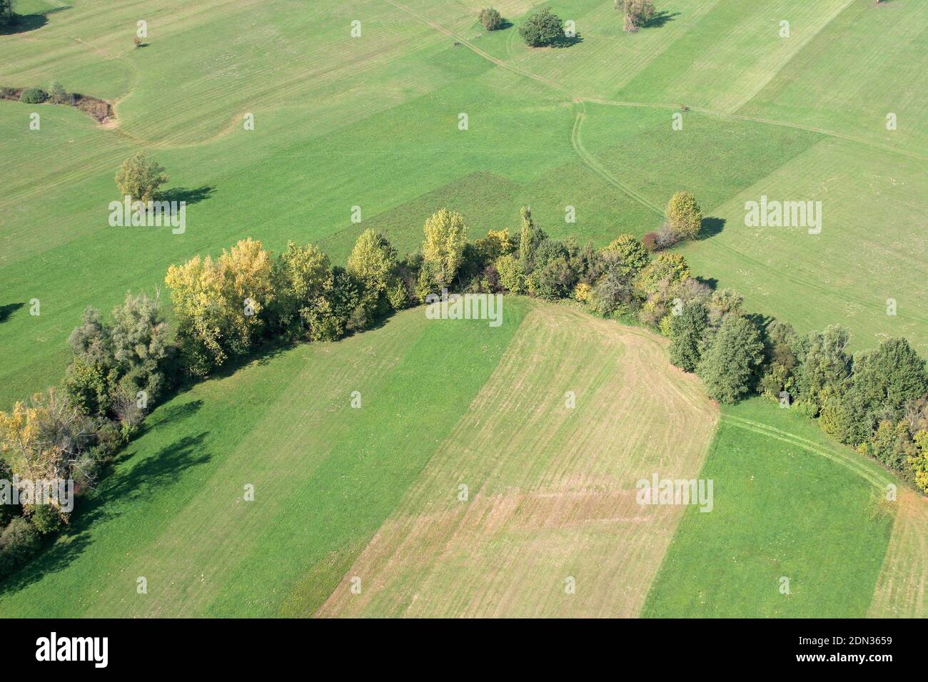 Wavy field road hi-res stock photography and images - Alamy