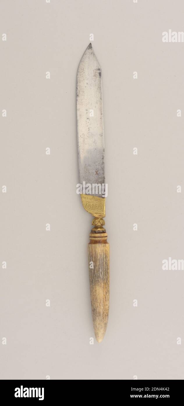 Knife, Steel, horn, gilding, Sabre-shaped blade, the shoulder etched and gilded. Waisted bolster, octagonal, engraved with stylized leaves. Horn handle tapering towards the point, oval in section, carved horizontal bands near bolster., probably Germany, early 18th century, cutlery, Decorative Arts, Knife Stock Photo