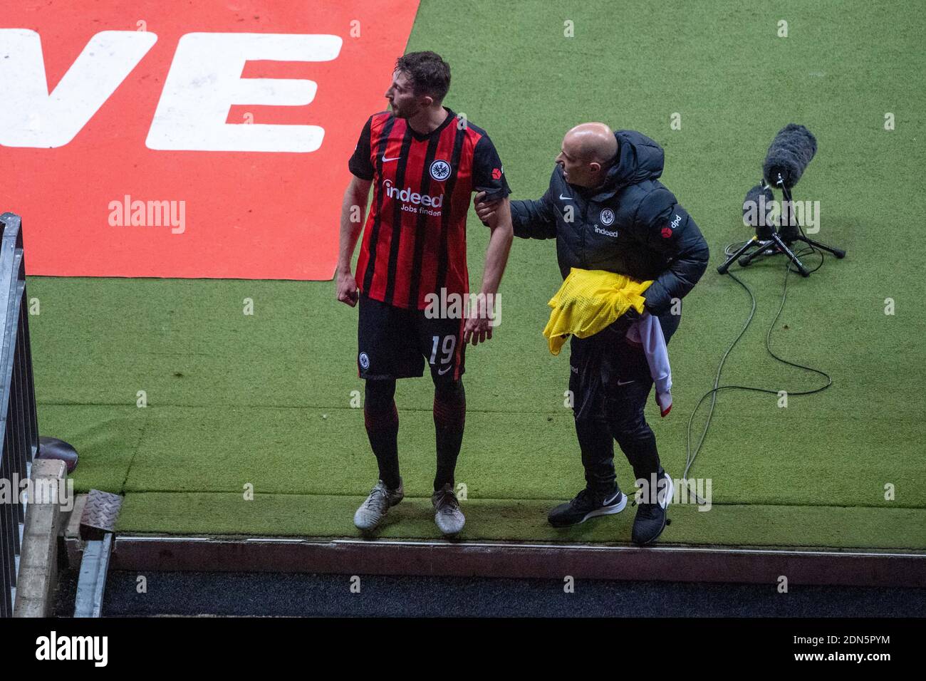 after being sent off, David ABRAHAM (F) looks furiously in the direction of Borussia Monchengladbacher Bank, Soccer 1. Bundesliga, 12th matchday, Eintracht Frankfurt (F) - Borussia Monchengladbach (MG) 3: 3, on December 15, 2020 in Frankfurt/Germany. ¬ | usage worldwide Stock Photo