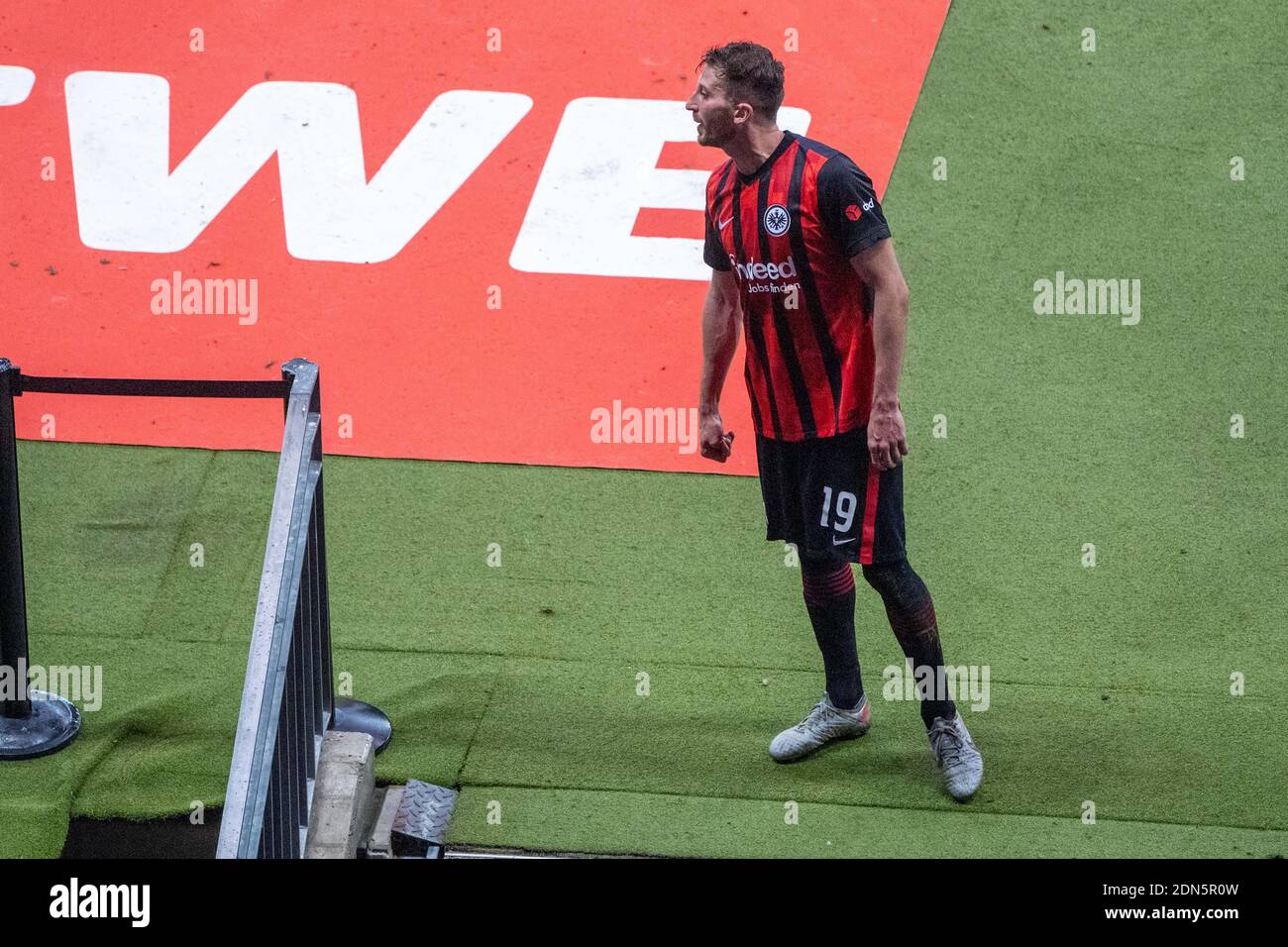 after being sent off, David ABRAHAM (F) looks furiously in the direction of Borussia Monchengladbacher Bank, Soccer 1. Bundesliga, 12th matchday, Eintracht Frankfurt (F) - Borussia Monchengladbach (MG) 3: 3, on December 15, 2020 in Frankfurt/Germany. ¬ | usage worldwide Stock Photo