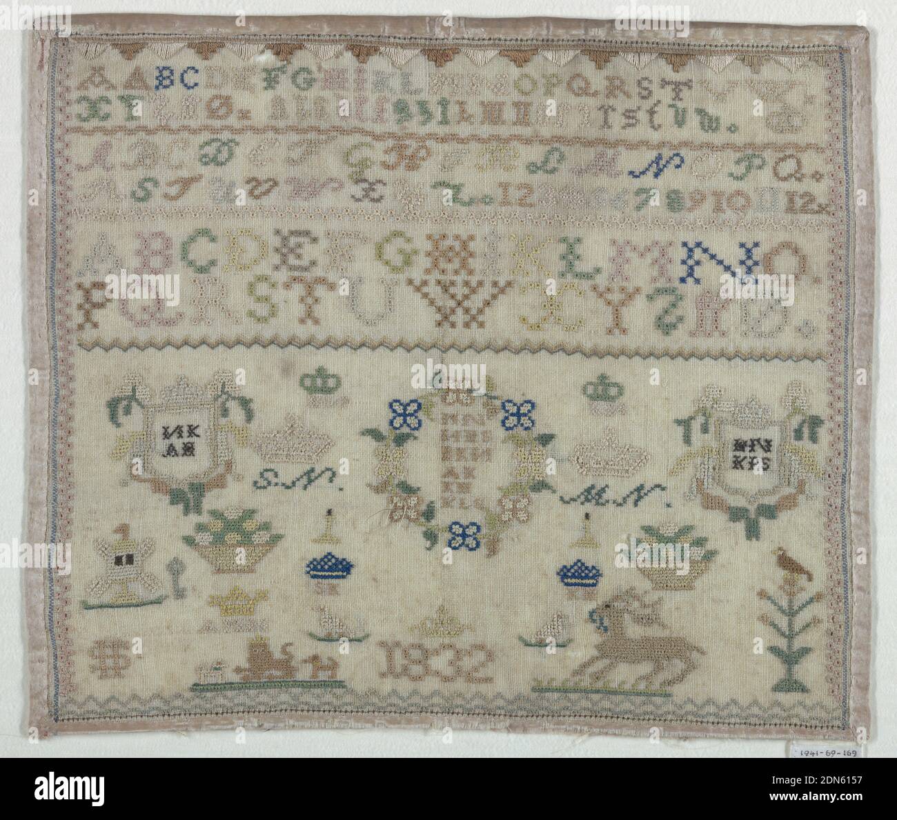 Lovely Beige Vintage Round Tablecloth Cross-Stitched Floral Pattern Eyelet  Bordr