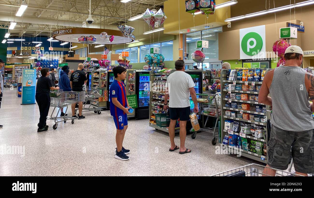 Orlando, FL USA March 12, 2020 The long lines at typical grocery