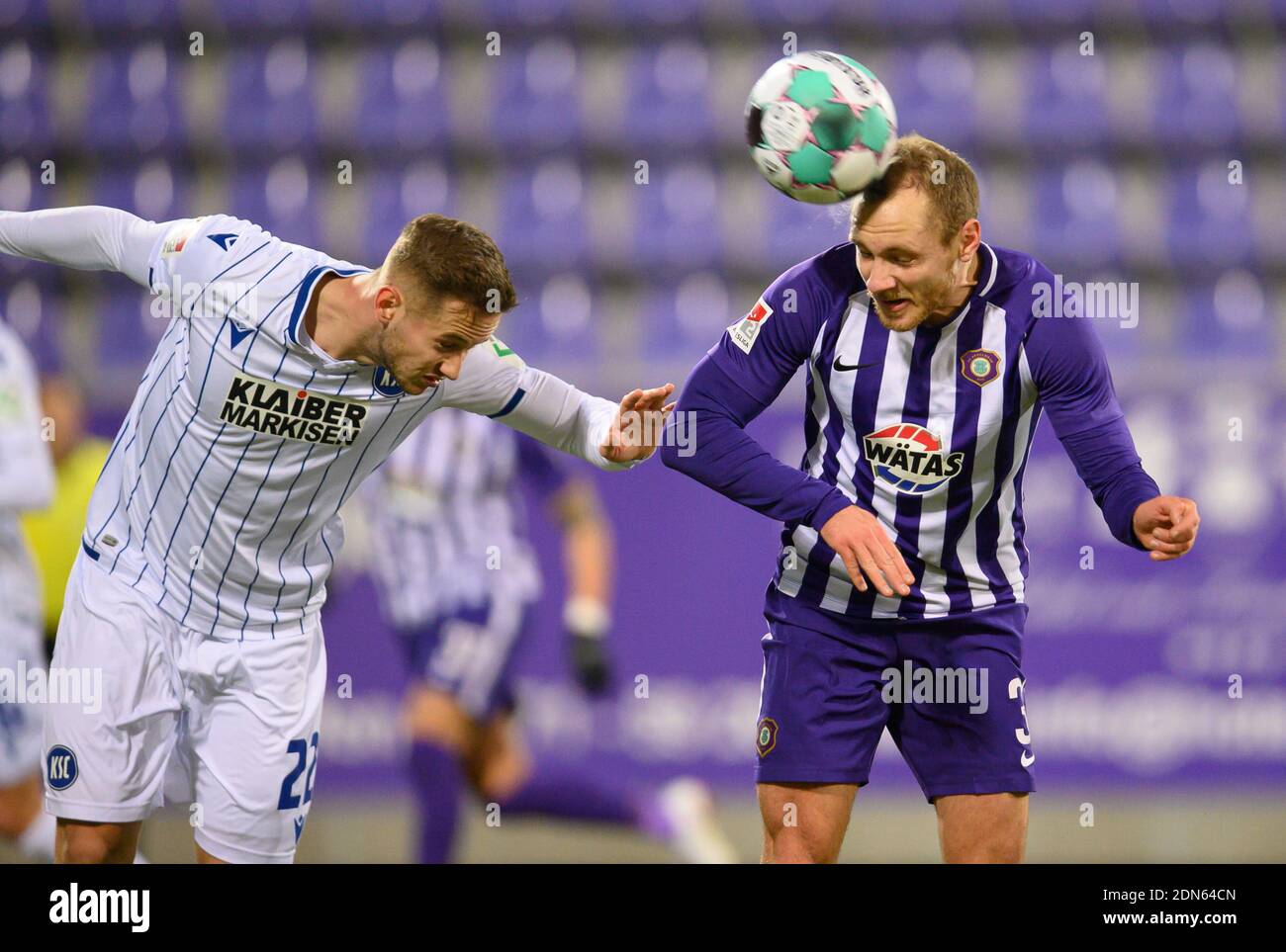 Aue, Germany. 17th Dec, 2020. Football: 2. Bundesliga, FC Erzgebirge Aue - Karlsruher SC, Matchday 12, at Erzgebirgsstadion. Aue's Ben Zolinski (r) against Karlsruhe's Christoph Kobald. Credit: Robert Michael/dpa-Zentralbild/dpa - IMPORTANT NOTE: In accordance with the regulations of the DFL Deutsche Fußball Liga and/or the DFB Deutscher Fußball-Bund, it is prohibited to use or have used photographs taken in the stadium and/or of the match in the form of sequence pictures and/or video-like photo series./dpa/Alamy Live News Stock Photo