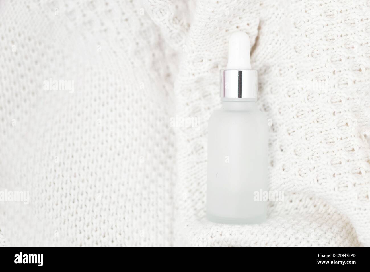 Download Dropper Bottle Mockup White Background With Silver Stock Photo Alamy