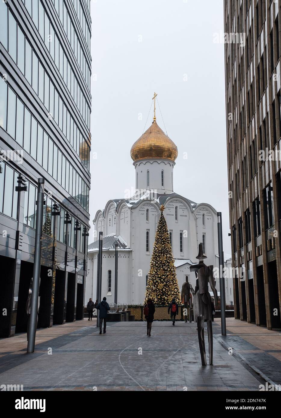 December 14, 2020, Moscow, Russia. New Year tree at the Church of St. Nicholas the Wonderworker at Tverskaya Zastava. Stock Photo