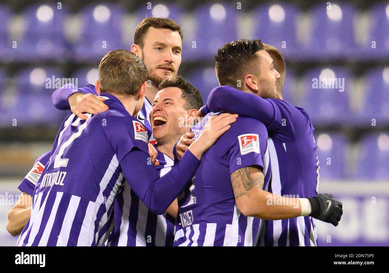 17 December 2020, Saxony, Aue: Football: 2nd Bundesliga, FC Erzgebirge Aue - Karlsruher SC, Matchday 12, at Erzgebirgsstadion. Aue's Pascal Testroet (2nd from right) celebrates after his goal for 3:0 with Steve Breitkreuz (l-), Florian Ballas, Clemens Fandrich and Dimitrij Nazarov. Photo: Robert Michael/dpa-Zentralbild/dpa - IMPORTANT NOTE: In accordance with the regulations of the DFL Deutsche Fußball Liga and/or the DFB Deutscher Fußball-Bund, it is prohibited to use or have used photographs taken in the stadium and/or of the match in the form of sequence pictures and/or video-like photo ser Stock Photo