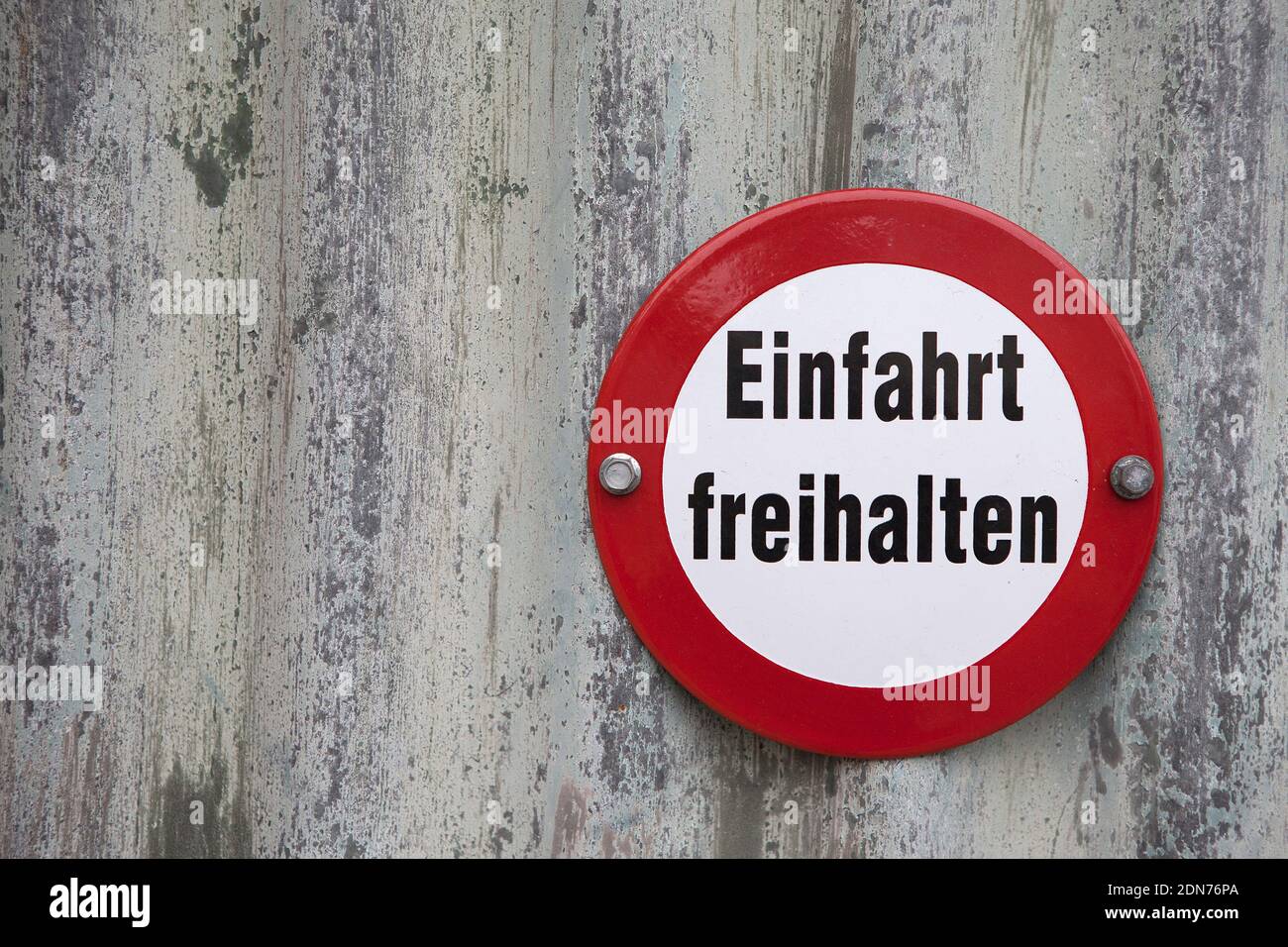 Information sign with the German words 'Einfahrt freihalten' translates into 'Keep gateway clear' in English language Stock Photo