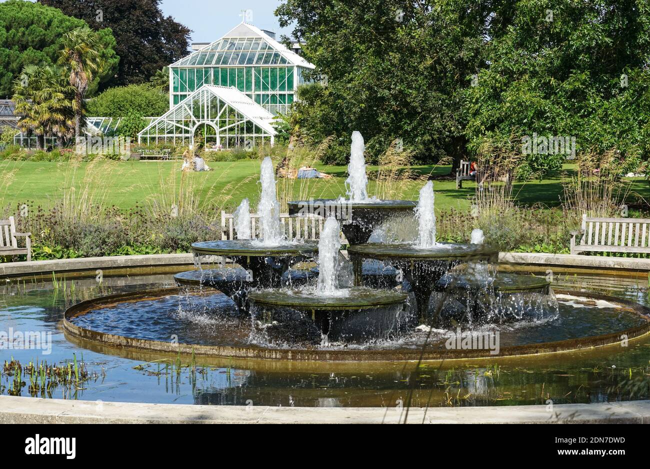 Fountain in Cambridge University Botanic Garden in Cambridge, England United Kingdom UK Stock Photo