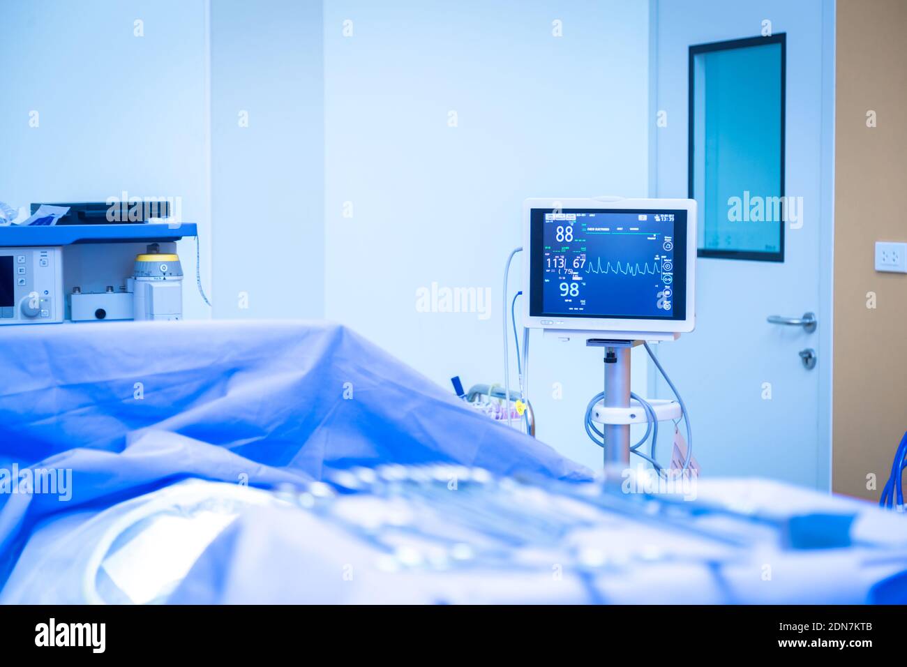 Anesthesiologist computer hi-res stock photography and images - Alamy