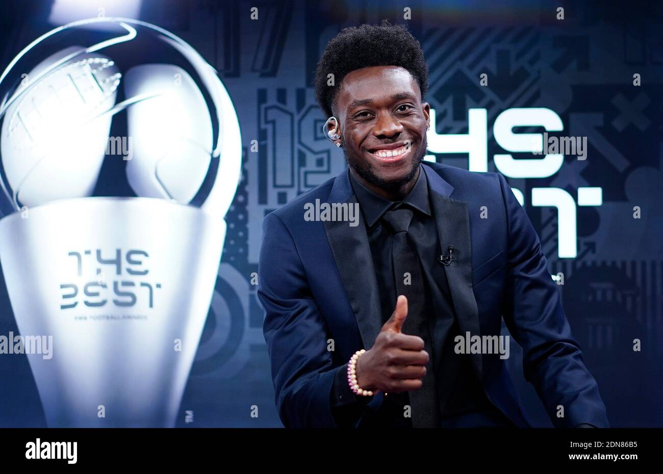 City Of Munich, Deutschland. 17th Dec, 2020. firo: 17.12.2020 Football, Bundesliga 1, 2020/2021 season, FIFA Men's Player 2020 trophy during the FIFA The BEST Awards ceremony, Vote for World Player of the Year 2020, Alphonso Davies of FC Bayern Munich gives a thumb-up photo: Pool/Marco Donato-FC Bayern/Pool via Getty Images/via firo Sportphoto | usage worldwide Credit: dpa/Alamy Live News Stock Photo