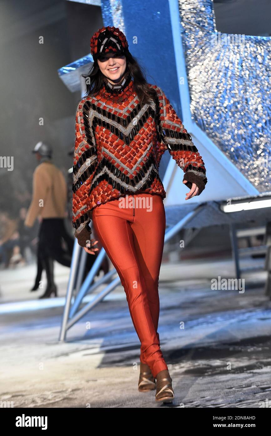 Kendall Jenner displays a creation for H&M Fall/Winter 2015-2016  Ready-To-Wear collection show in Paris, France, on March 4, 2015. Photo by  Nicolas Briquet/ABACAPRESS.COM Stock Photo - Alamy