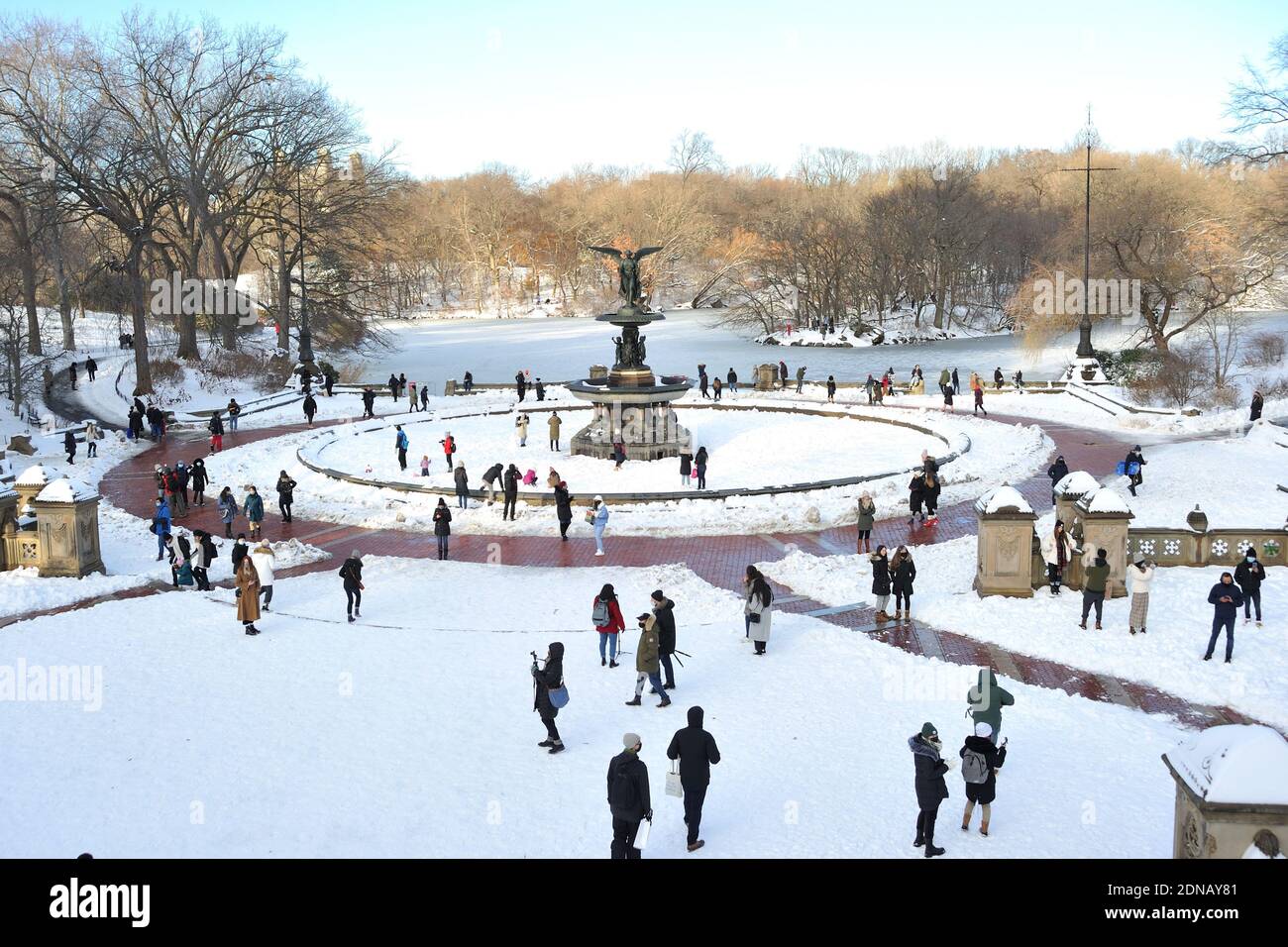 New York USA 17th Dec 2020 Visitors Enjoying The Snow Day At The new-york-usa-17th-dec-2020-visitors-enjoying-the-snow-day-at-the