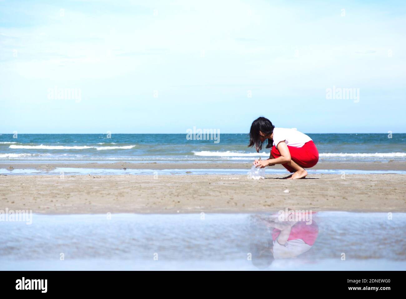 Picking seashells hi-res stock photography and images - Alamy