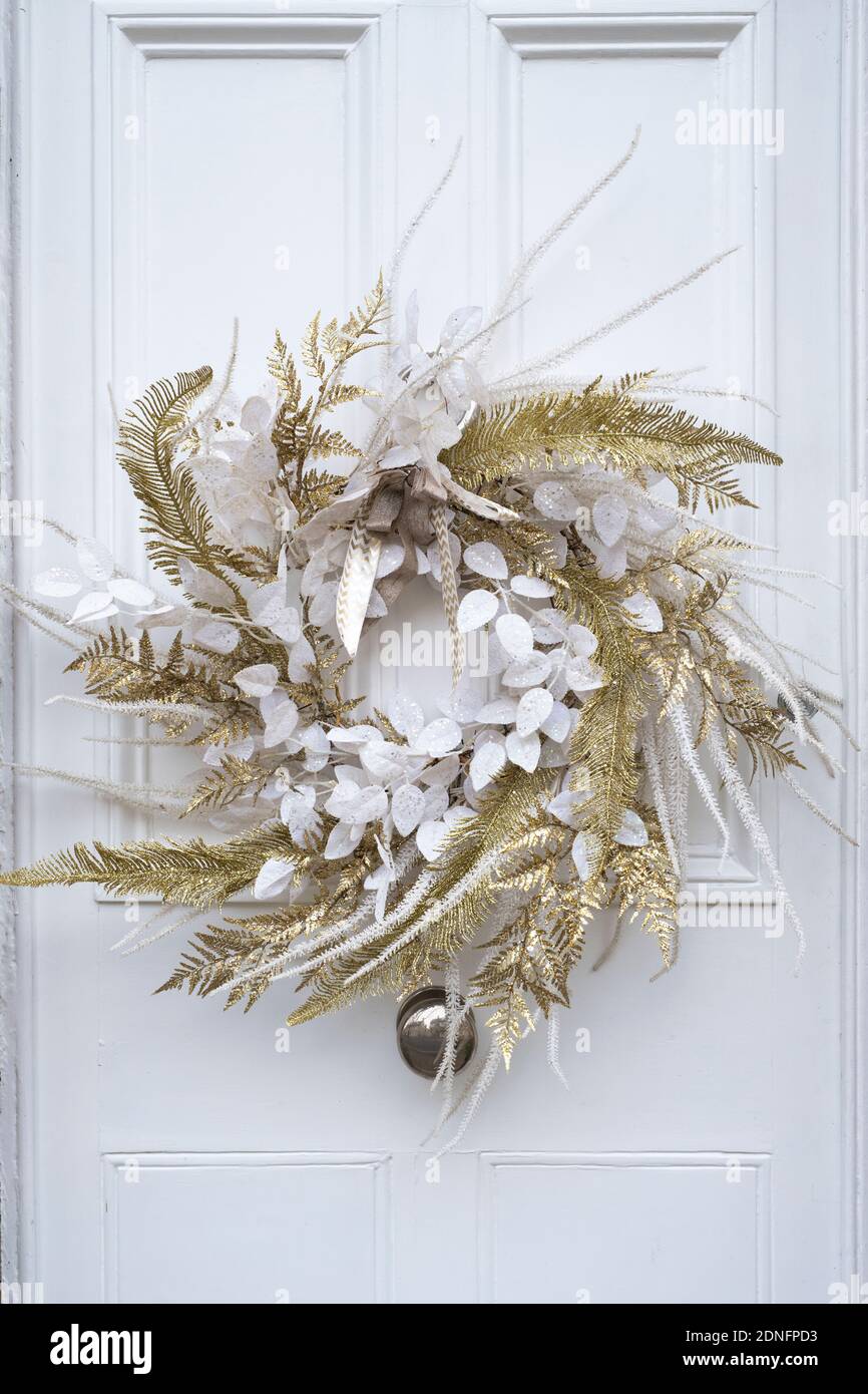 Gold and white christmas wreath on a town house door. Woodstock, Oxfordshire, England Stock Photo
