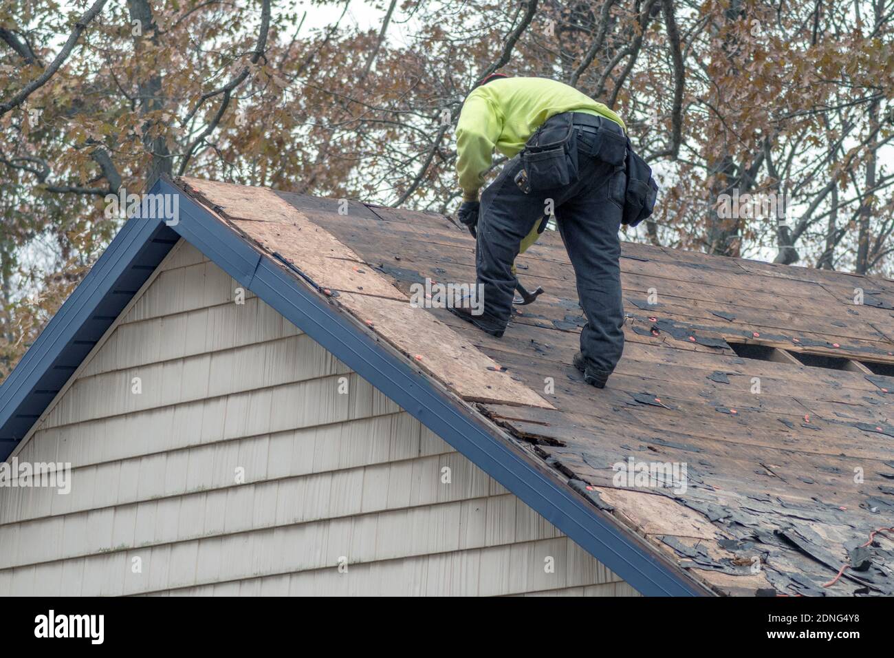 Removing old shingles hi-res stock photography and images - Alamy